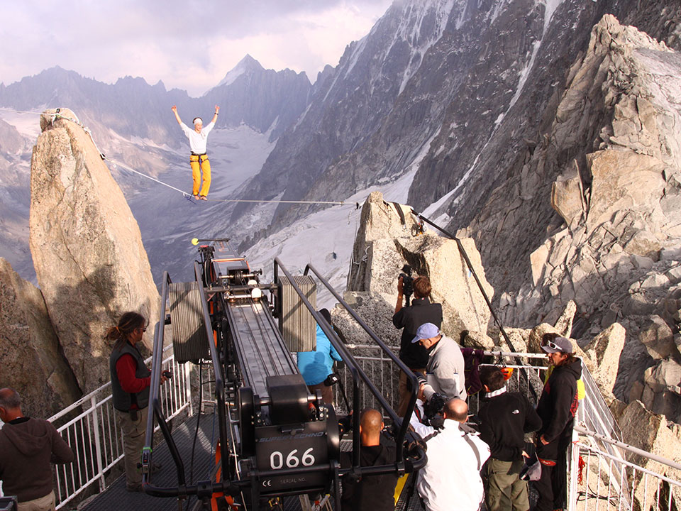 Une grue de 1T filme Ingrid aux Grands Montets