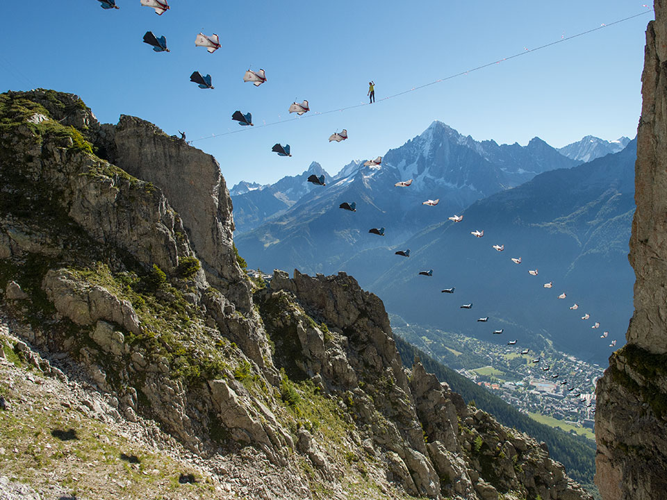 Wingsuit vs Highline